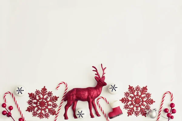Різдвяні Червоні Прикраси Оленями Білому Тлі — стокове фото