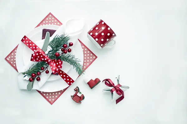 休日の装飾と平面図を提供してクリスマス テーブル — ストック写真
