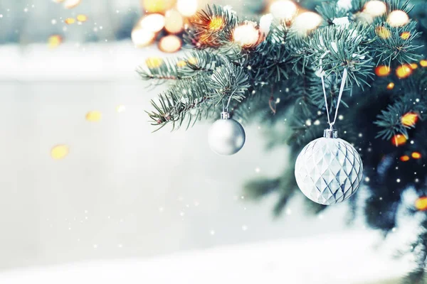 ヴィンテージの装飾とクリスマス ツリーのクローズ アップ ビュー — ストック写真