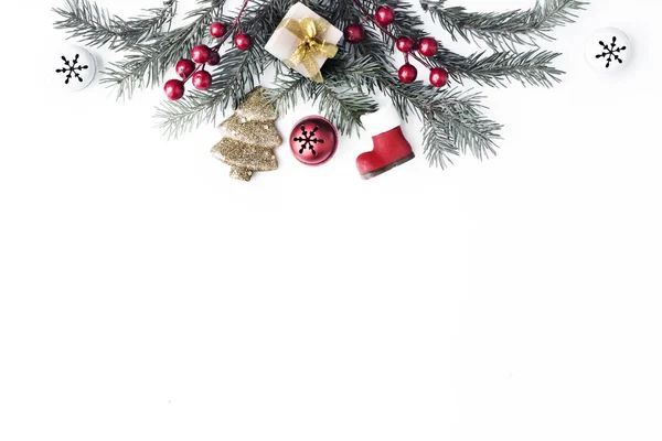 Χριστουγεννιάτικο Διακοσμητικό Έλατο Κλαδιά Και Διακοσμητικά Λευκό Φόντο Στυλ Vintage — Φωτογραφία Αρχείου
