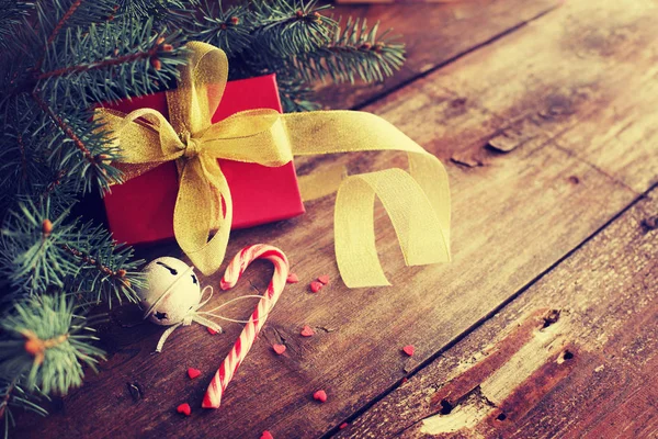 Primo Piano Vista Del Regalo Natale Avvolto Con Decorazioni Natalizie — Foto Stock