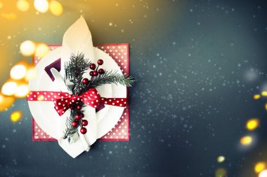 Noel dekorasyon ve bokeh ışıklar ile Festival tablo ayarı 
