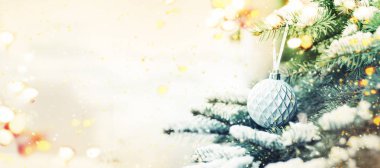 Dekorasyon top, tatil arka plan ile Noel ağacı görünümünü portre