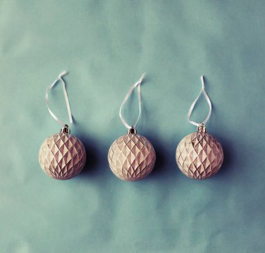 Parlak arka plan üzerinde renkli Noel baubles dekorasyon