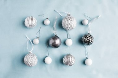 Parlak arka plan üzerinde beyaz ve gümüş Noel baubles dekorasyon