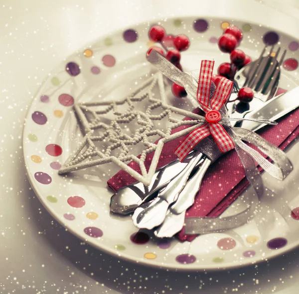 Podniesionymi Widokiem Tabeli Christmas Serwowane Dekoracjami Wakacje — Zdjęcie stockowe