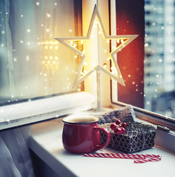 Kerst Vakantie Achtergrond Met Koffiekopje Met Kerstversiering Tegen Raam — Stockfoto