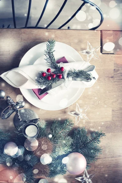 Weihnachten Holz Tischdekoration Mit Kiefern Und Beeren — Stockfoto