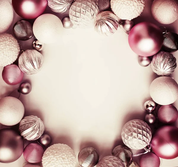 白い背景にコピー スペースを持つカラフルなクリスマス ボール — ストック写真