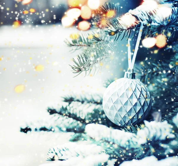 Vista Cerca Del Árbol Navidad Con Bola Decoración Fondo Vacaciones — Foto de Stock