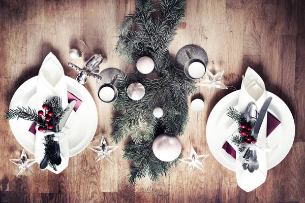 Blick Von Oben Auf Festlich Gedeckte Weihnachtstische Auf Holzoberfläche — Stockfoto