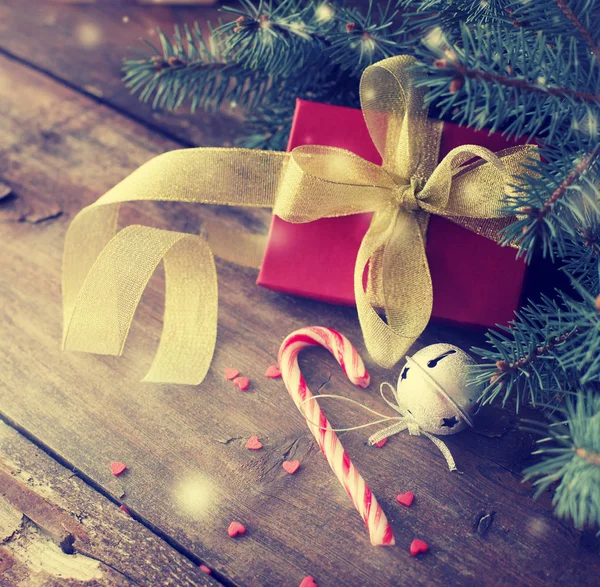 Vista Close Presente Natal Embrulhado Com Decorações Férias Fundo Madeira — Fotografia de Stock