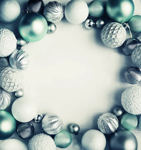 Bunte Weihnachtskugeln Mit Kopierraum Auf Weißem Hintergrund — Stockfoto