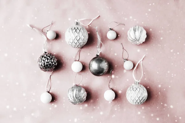 Bianco Argento Natale Baubles Decorazione Sfondo Luminoso — Foto Stock