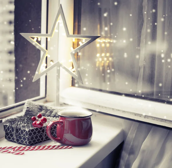 窓にクリスマスの装飾とコーヒー カップとクリスマス休暇の背景 — ストック写真