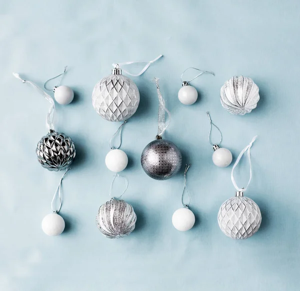 Weiße Und Silberne Christbaumschmuck Auf Hellem Hintergrund — Stockfoto