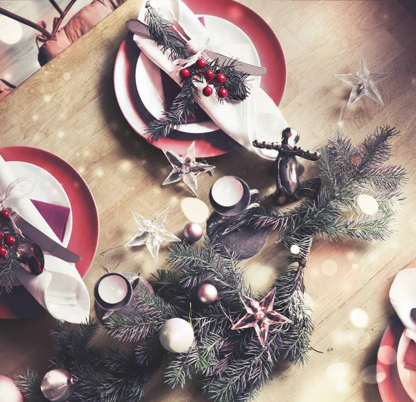 休日の装飾と昇格を表示提供クリスマス テーブル — ストック写真