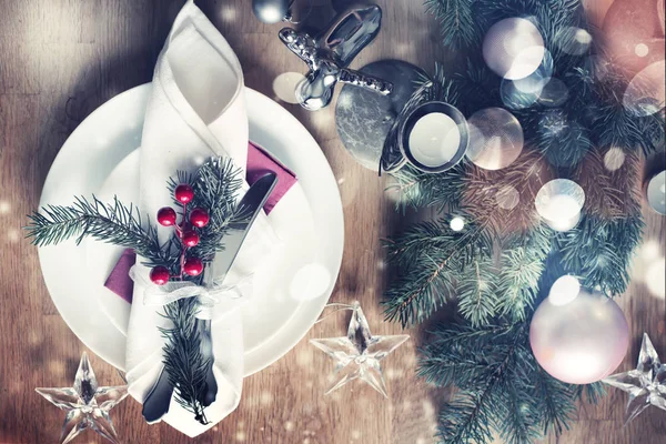 木の表面にお祝いクリスマスのテーブルセッティングの平面図 — ストック写真