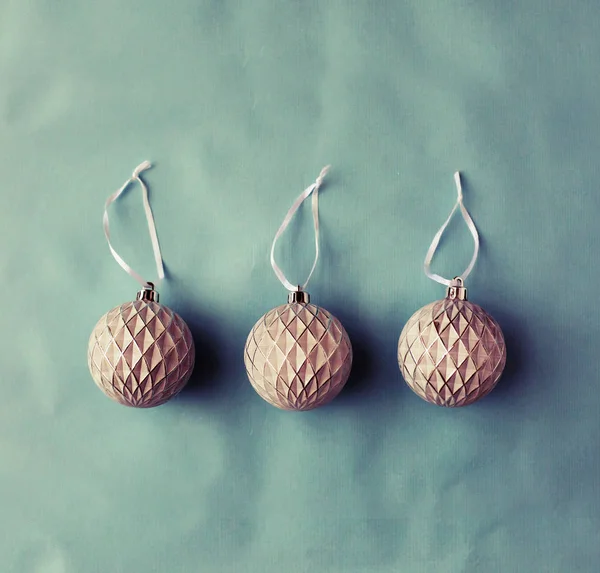 Parlak arka plan üzerinde renkli Noel baubles dekorasyon