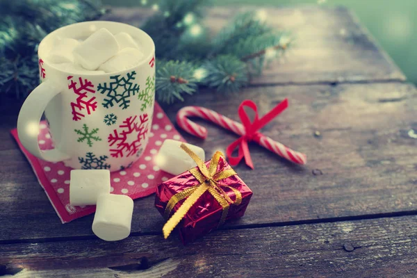 Vista Close Xícara Café Com Marshmallows Decorações Natal Sobre Mesa — Fotografia de Stock