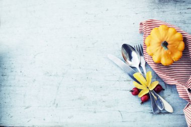 ahşap masa servis kaşık, çatal ve bıçak üzerinde kabak üstten görünüm