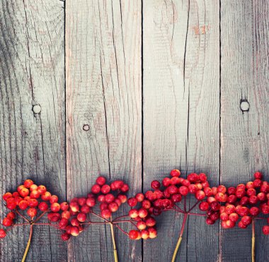rustik ahşap arka plan kırmızı çilek ile