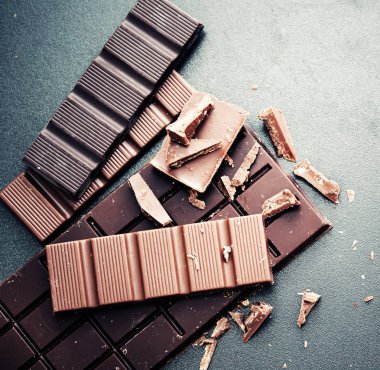 Gri arka plan üzerinde çikolata kırık Tasty