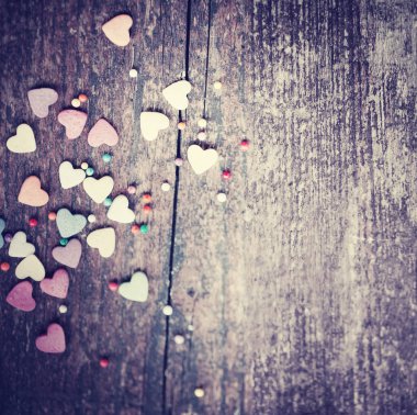 Ahşap arka plan üzerinde renkli romantik kalpler