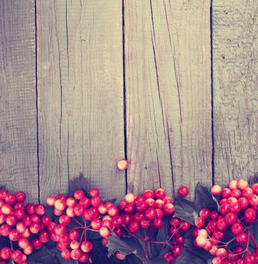 rustik ahşap arka plan kırmızı çilek ile