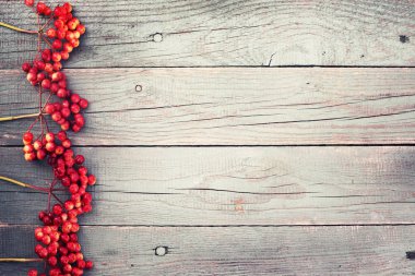 rustik ahşap arka plan kırmızı çilek ile
