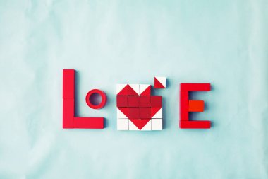 kalp, Sevgililer günü kavramı arka plan oluşturan blokların üstten görünüm