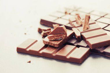 Gri arka plan üzerinde çikolata kırık Tasty