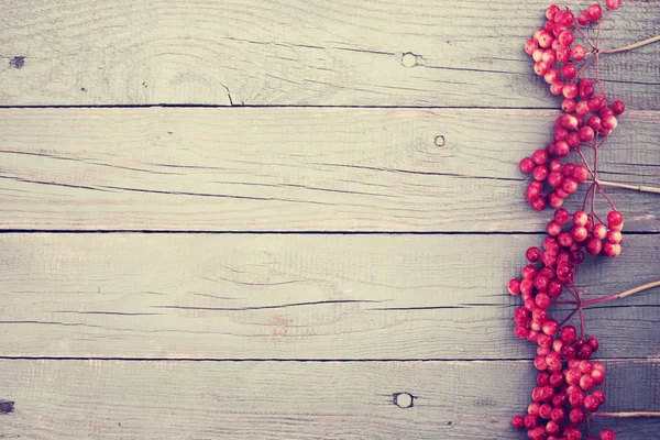 Rustikální Dřevěné Pozadí Červenými Třešněmi — Stock fotografie
