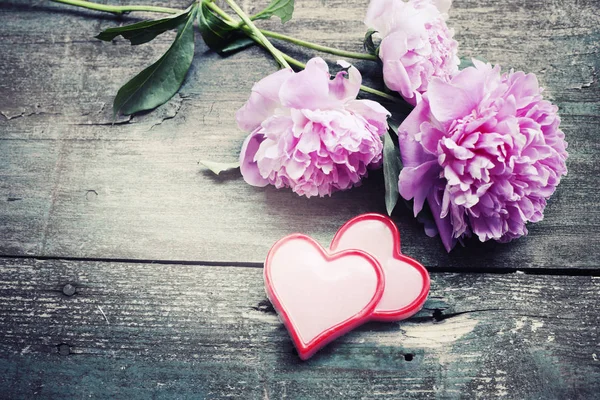 Peonías Frescas Con Plantilla Corazones Sobre Mesa Madera — Foto de Stock