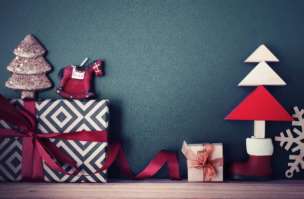 선반에 장난감 전나무 크리스마스 빈티지 장식의 — 스톡 사진