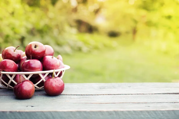 Cesta Con Manzanas Rojas Frescas Sobre Mesa Madera Sobre Fondo — Foto de Stock