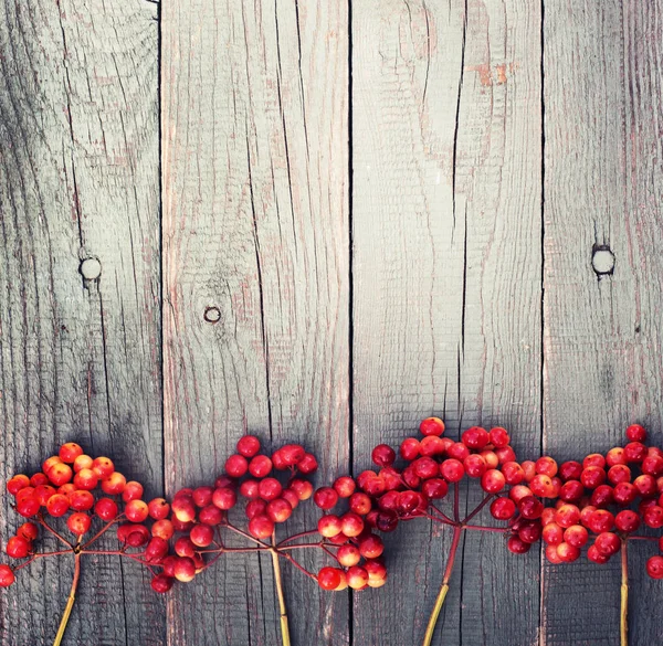 rustik ahşap arka plan kırmızı çilek ile