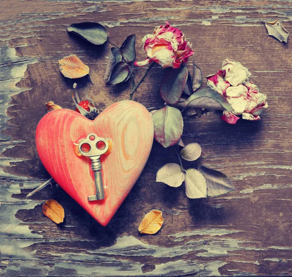 Vintage Schlüssel Auf Herzform Mit Blumen — Stockfoto