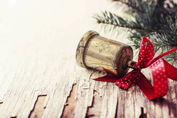 モミの木の枝とビンテージ スタイルのクリスマスの装飾としてベルのクローズ アップ ビュー — ストック写真
