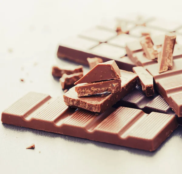 Gustoso Cioccolato Rotto Sfondo Grigio — Foto Stock
