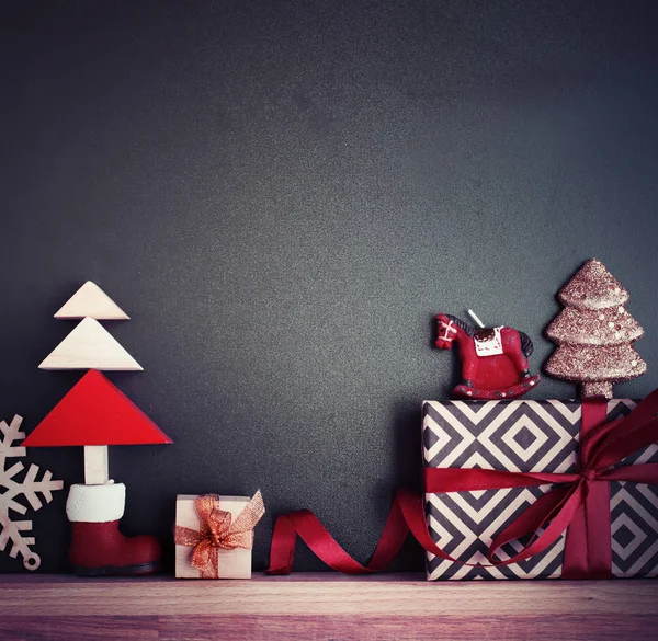 선반에 장난감 전나무 크리스마스 빈티지 장식의 — 스톡 사진