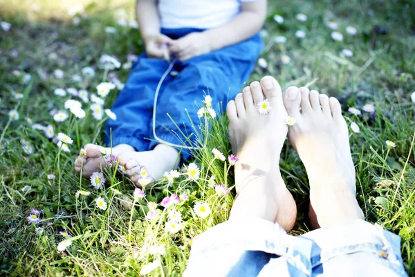 Imagen Recortada Madre Hijo Disfrutando Naturaleza Mientras Está Sentado Hierba —  Fotos de Stock