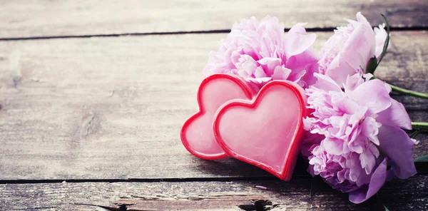 Peonías Frescas Con Plantilla Corazones Sobre Mesa Madera —  Fotos de Stock