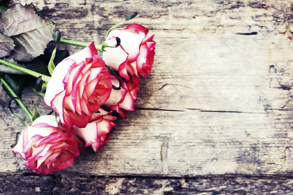 Удивительный Букет Роз Деревянном Фоне — стоковое фото