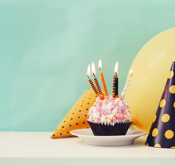 Tort Urodzinowy Świece Stożek Kapelusze Vintage Kolor Kopia Miejsce — Zdjęcie stockowe