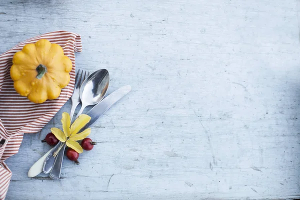南瓜的顶部看法在木桌服务勺子 叉子和刀 — 图库照片