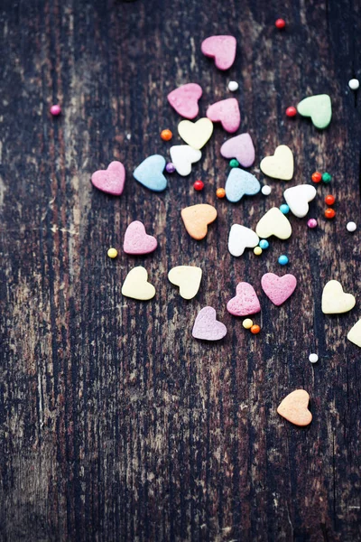 Ahşap Arka Plan Üzerinde Renkli Romantik Kalpler — Stok fotoğraf