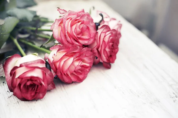 Erstaunliche Strauß Rosen Auf Hölzernem Hintergrund — Stockfoto