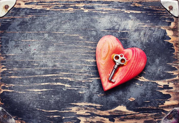 Llave Vintage Forma Corazón Sobre Fondo Rústico Madera —  Fotos de Stock