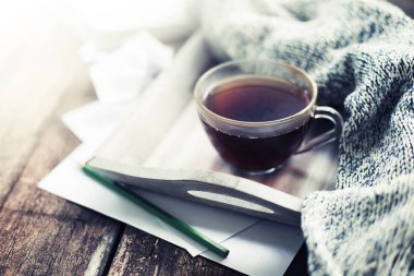 taze çay bardağı closeup görünümü notları ile tepsi